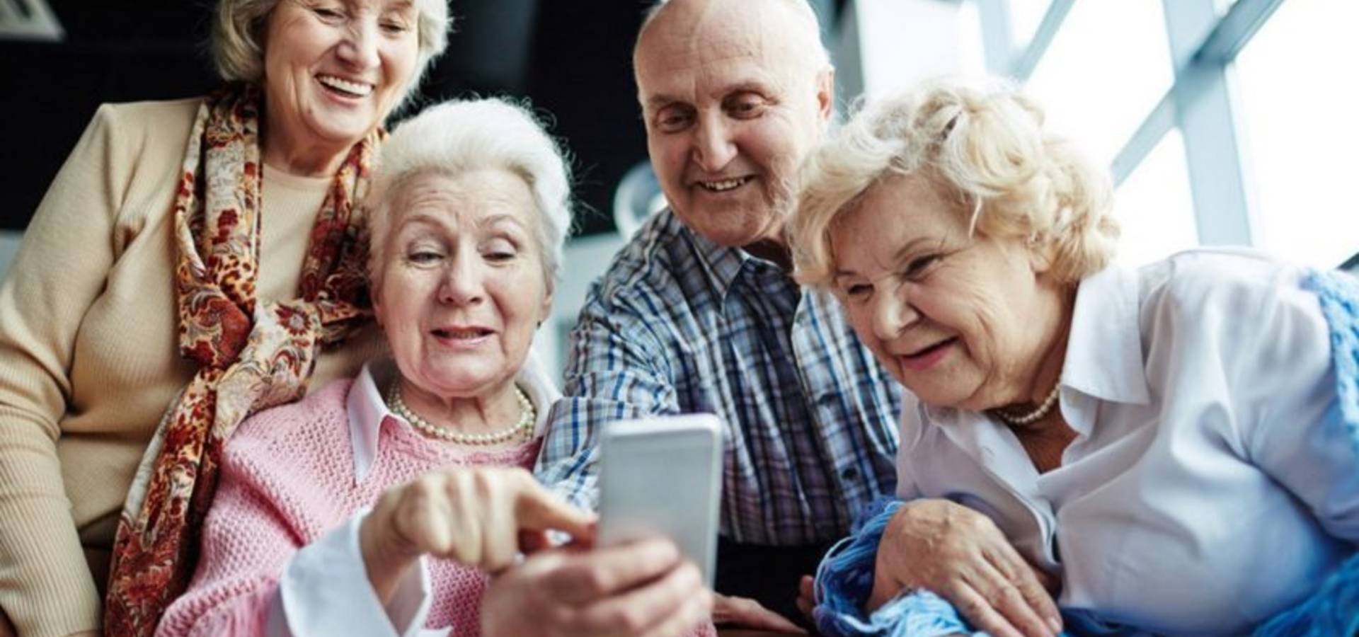 Які смартфони отримають вакциновані пенсіонери
