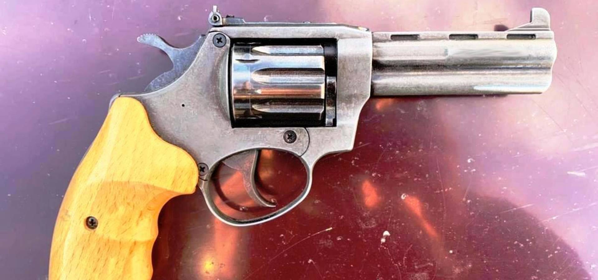 У Хмільницькому районі озброєний револьвером чоловік погрожував продавчині