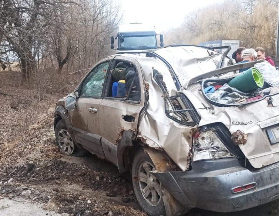 На Вінниччині водій зі Львову не впорався з керуванням та злетів у к'ювет