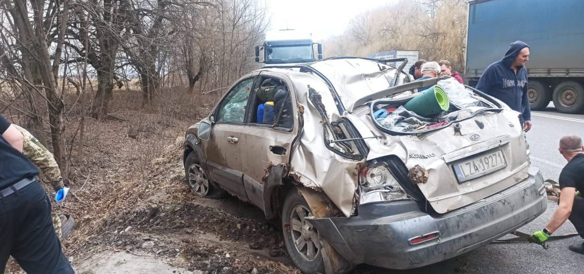 На Вінниччині водій зі Львову не впорався з керуванням та злетів у к'ювет