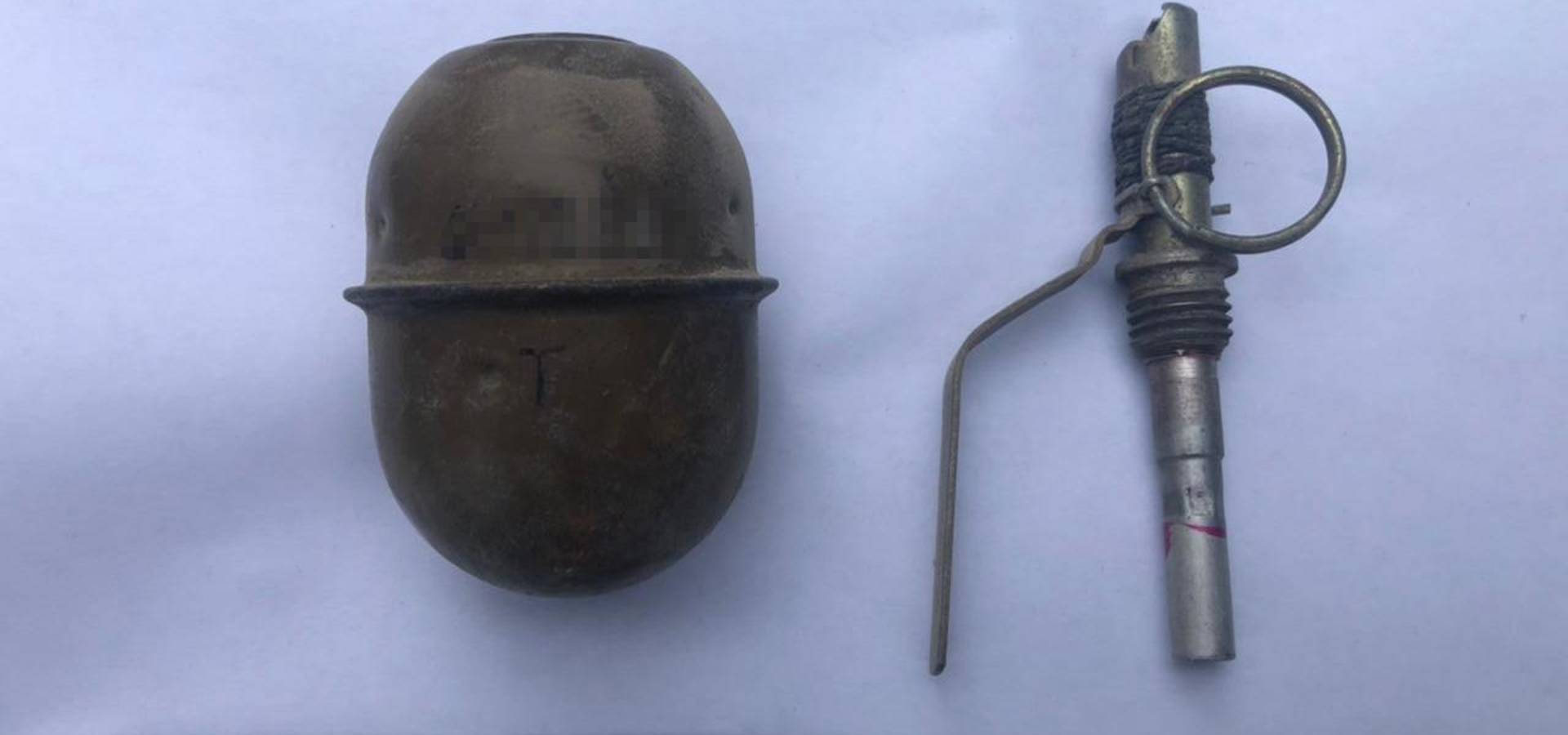 В Хмільницькому районі, у раніше судимого чоловіка, поліція вилучила гранату та запал до неї