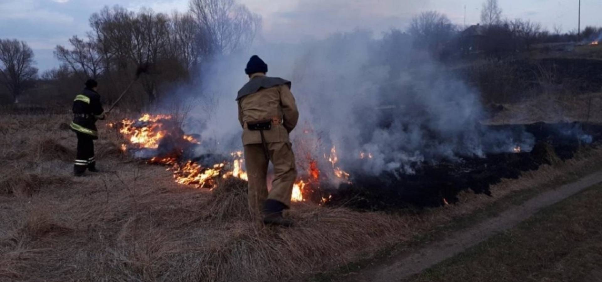 За спалювання залишків рослинності, сухої трави та сміття - адміністративна та кримінальна відповідальність