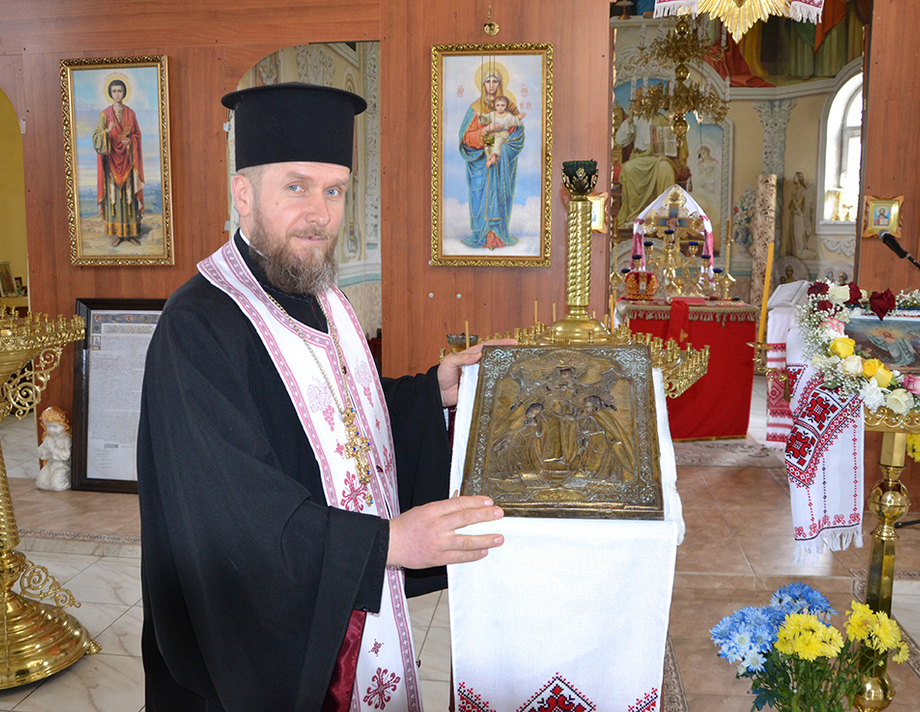 В церкві у Хмільнику замироточила ікона. Священик каже, що це добрий знак