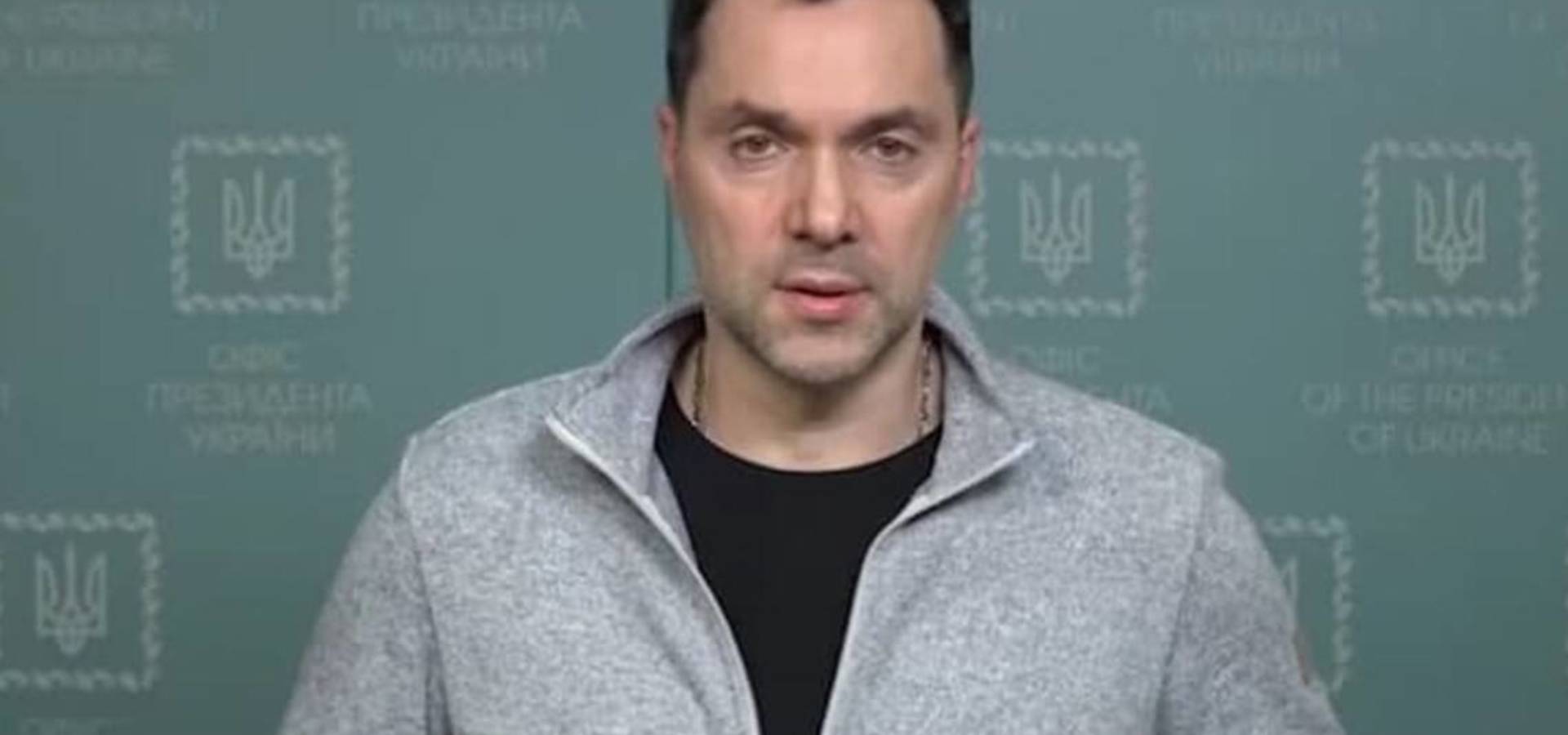 Чоловікам можуть дозволити виїжджати за кордон, - Арестович
