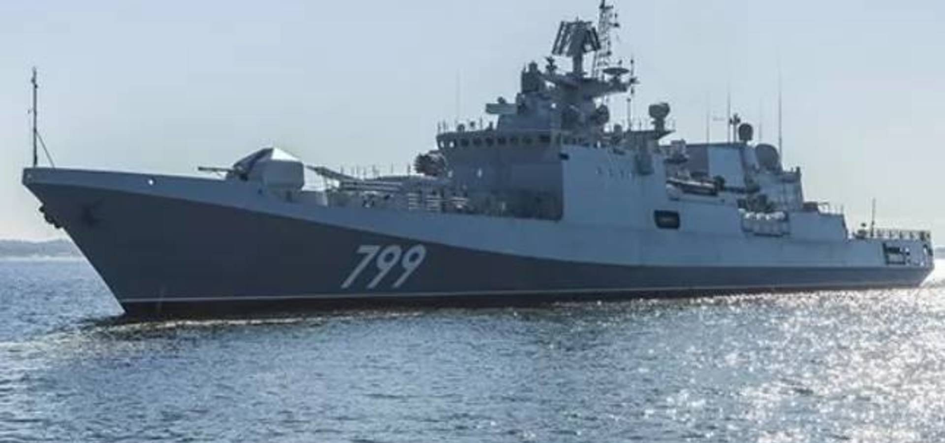 Біля острова Зміїний горить російський фрегат