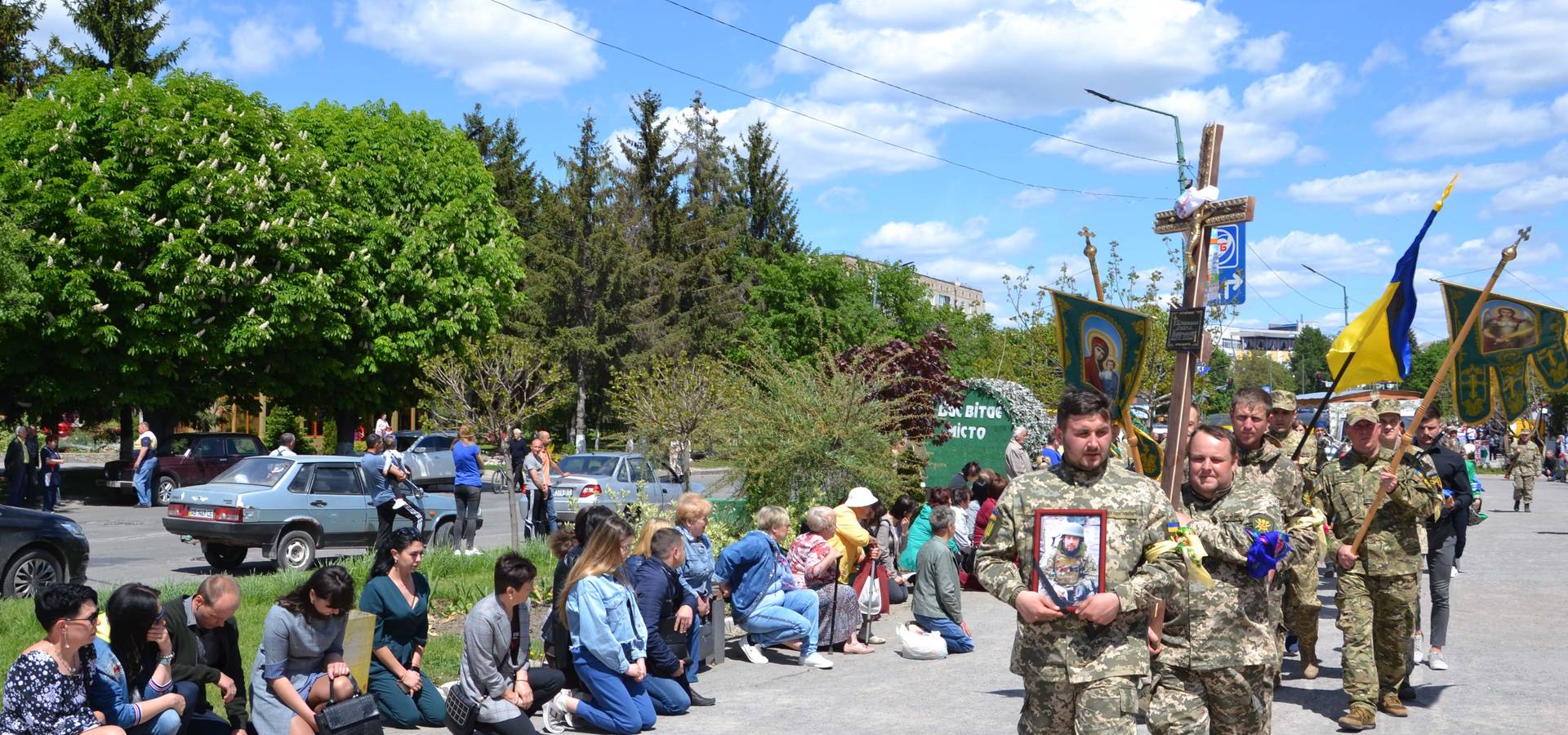 Хмільничани навколішках попрощалися з Героєм - Андрієм Шпаковським (фото)