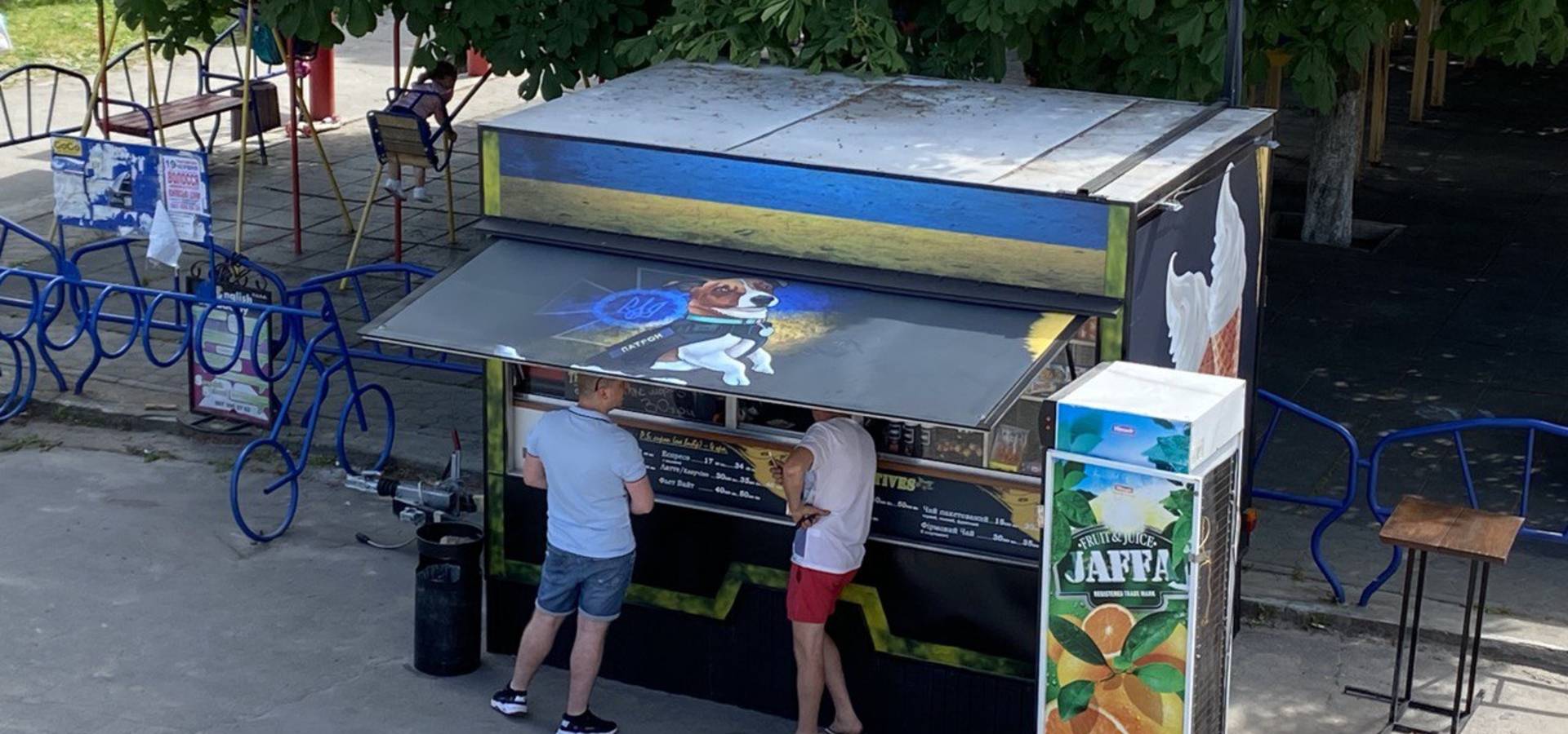 Подружжя переселенців з Києва відкрило у Хмільнику кав'ярню з зображенням героїчного пса Патрона