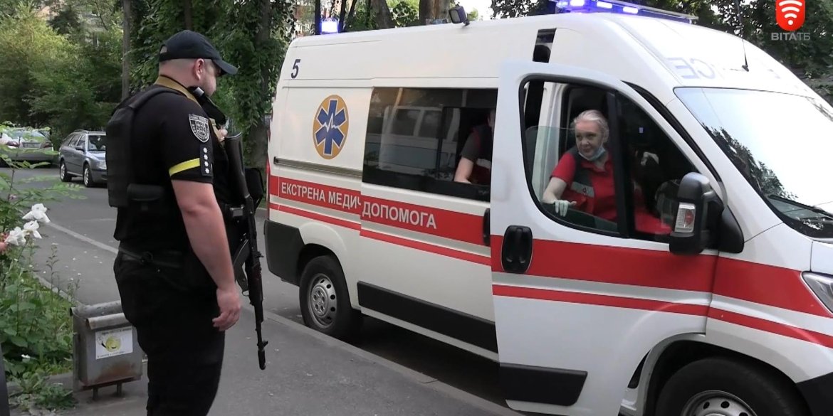 Stribav po oblichchyu nogami vinnichanin znuschavsya zi svoei kolishnoi