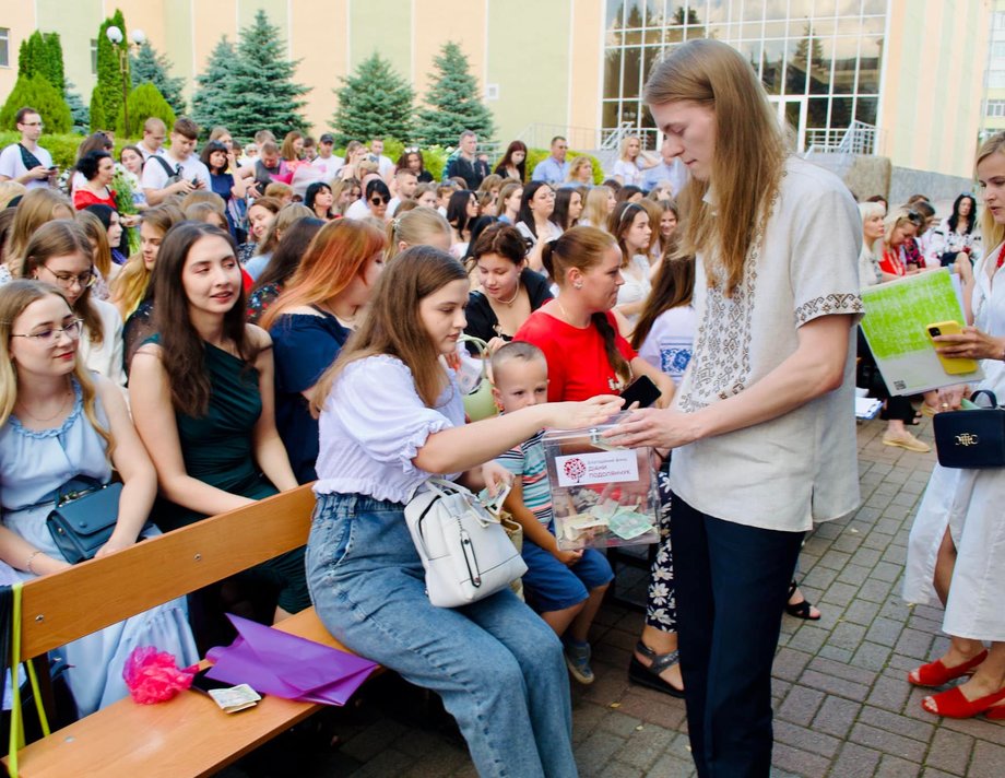 Випускники вінницького вишу зібрали понад 70 тисяч гривень для ЗСУ