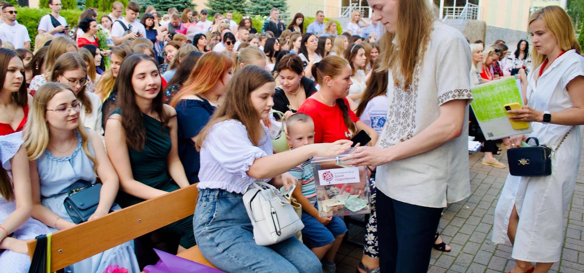 Випускники вінницького вишу зібрали понад 70 тисяч гривень для ЗСУ