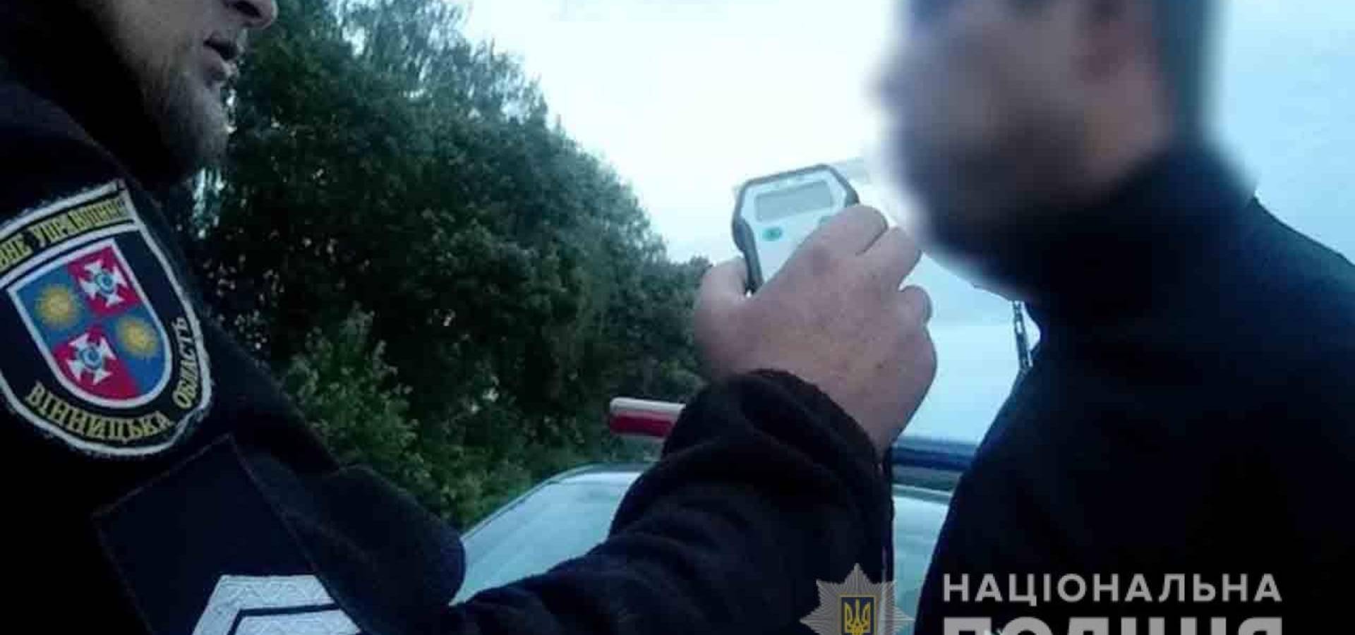 У Хмільницькому районі чоловік пропонував хабар поліцейським