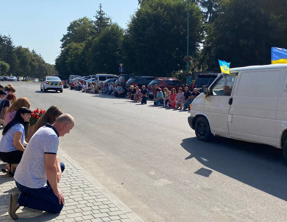 Хмільничани навколішках зустріли загиблого Героя Олександра Ксенченка