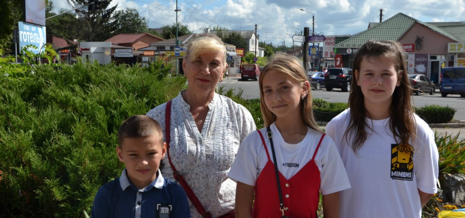 У Хмільнику діти з Дібрівки співаючи зібрали 25 тисяч гривень для ЗСУ (відео)