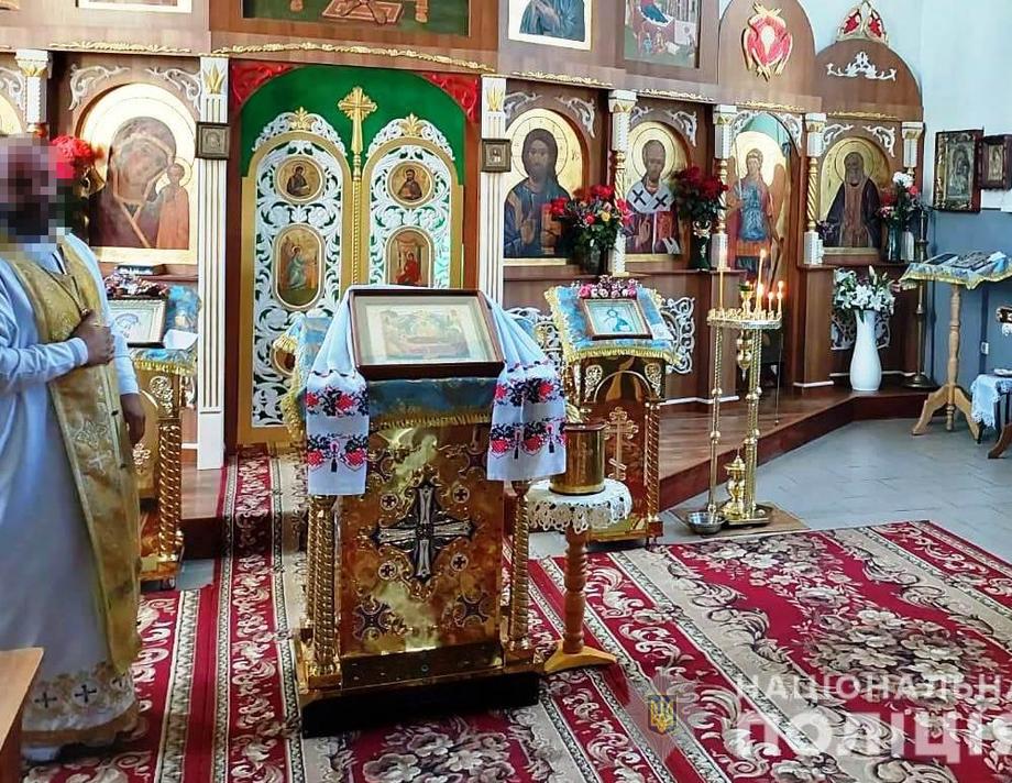 У Хмільницькому районі чоловік пограбував церкву на очах у вірян
