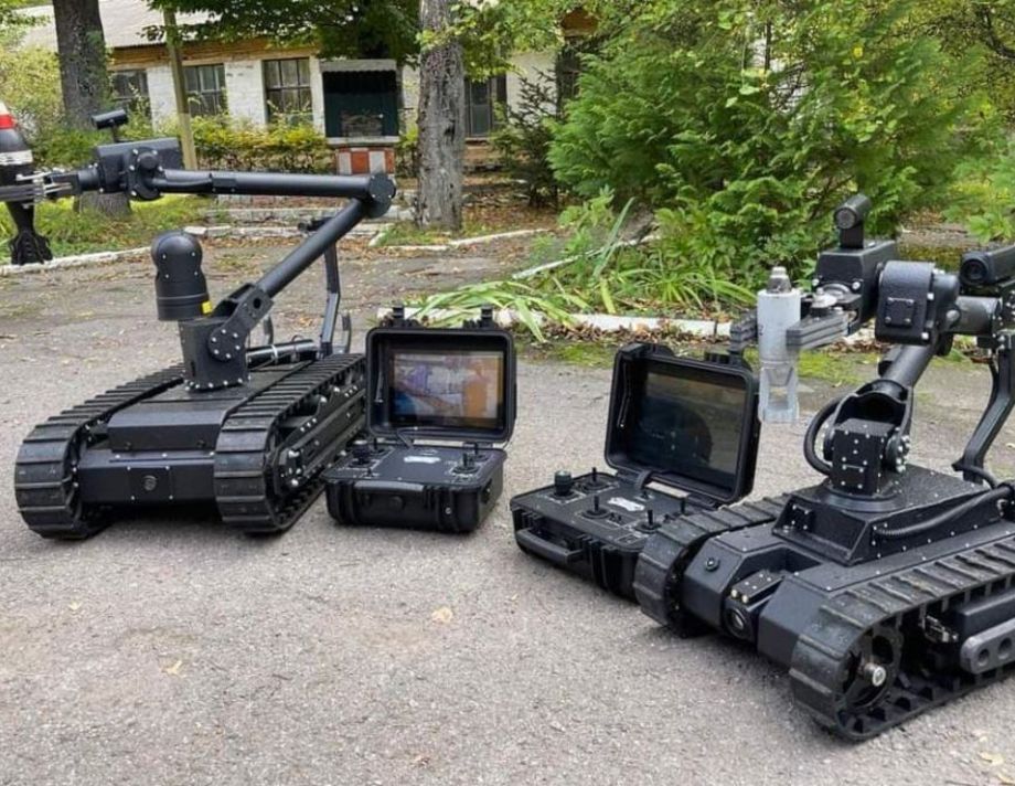 Рятувальники Вінниччини отримали двох сучасних роботів для дистанційного розмінування територій 