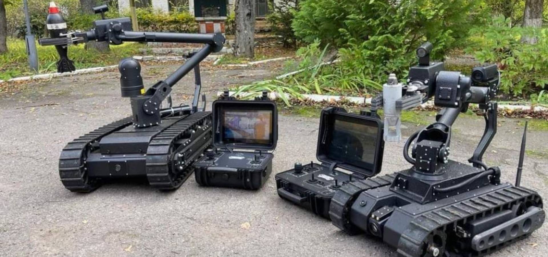 Рятувальники Вінниччини отримали двох сучасних роботів для дистанційного розмінування територій