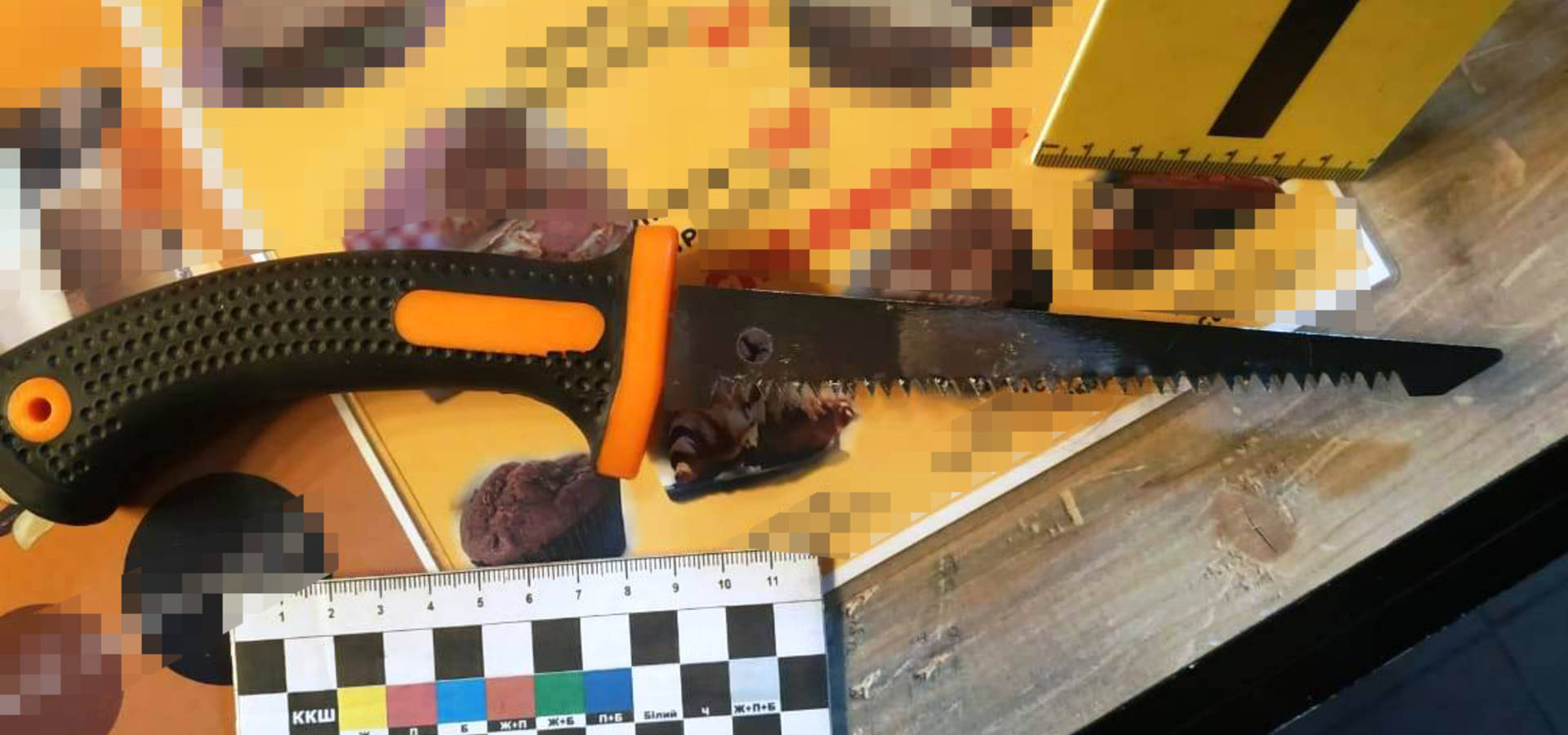 У кав`ярні на Вінниччині п`яний чоловік вдарив 18-річну баристу садовою пилкою