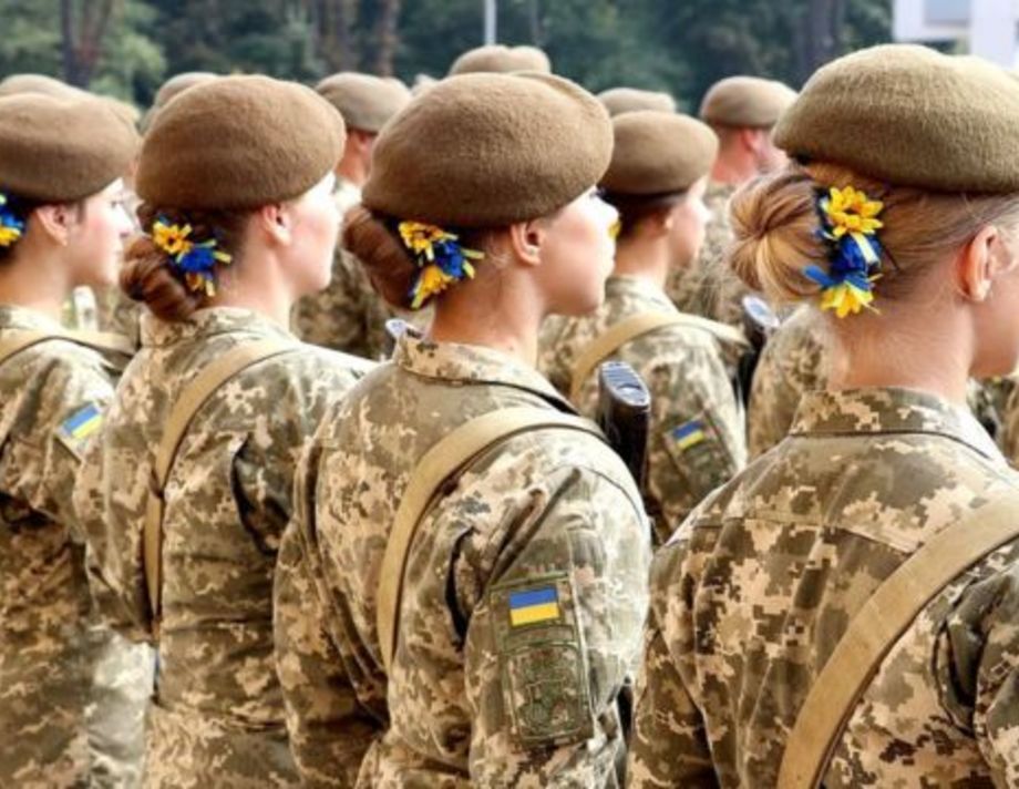 Жінки все ж будуть змушені ставати на військовий облік. Але не всі.