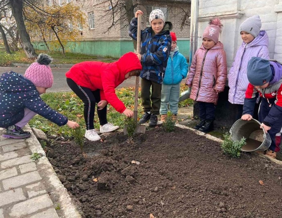 У Хмільнику діти саджають дерева для нашої Перемоги