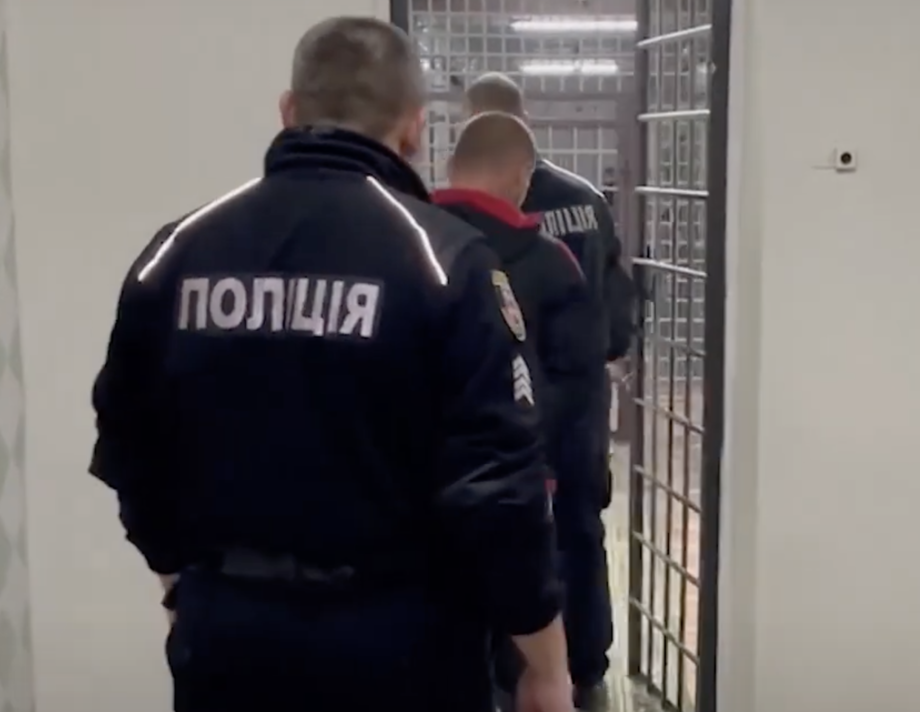 У селі Кривошиї Хмільницького району чоловік побив до смерті рідну матір та втік до Ладижина
