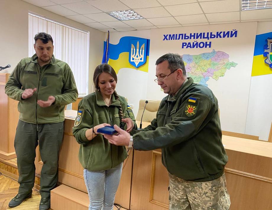 Нагрудні знаки від Залужного отримали четверо волонтерів з Хмільника