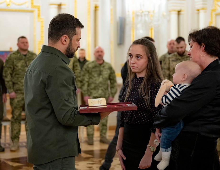 Президент Володимир Зеленський вручив орден «Золота Зірка» рідним лейтенанта Владислава Українця з Хмільника