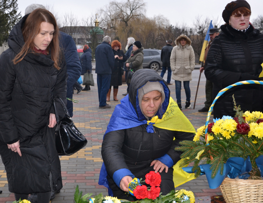 День Соборності України. Хмільничани поклали квіти до підніжжя памʼятника Кобзареві та вшанували памʼять про загиблих Героїв