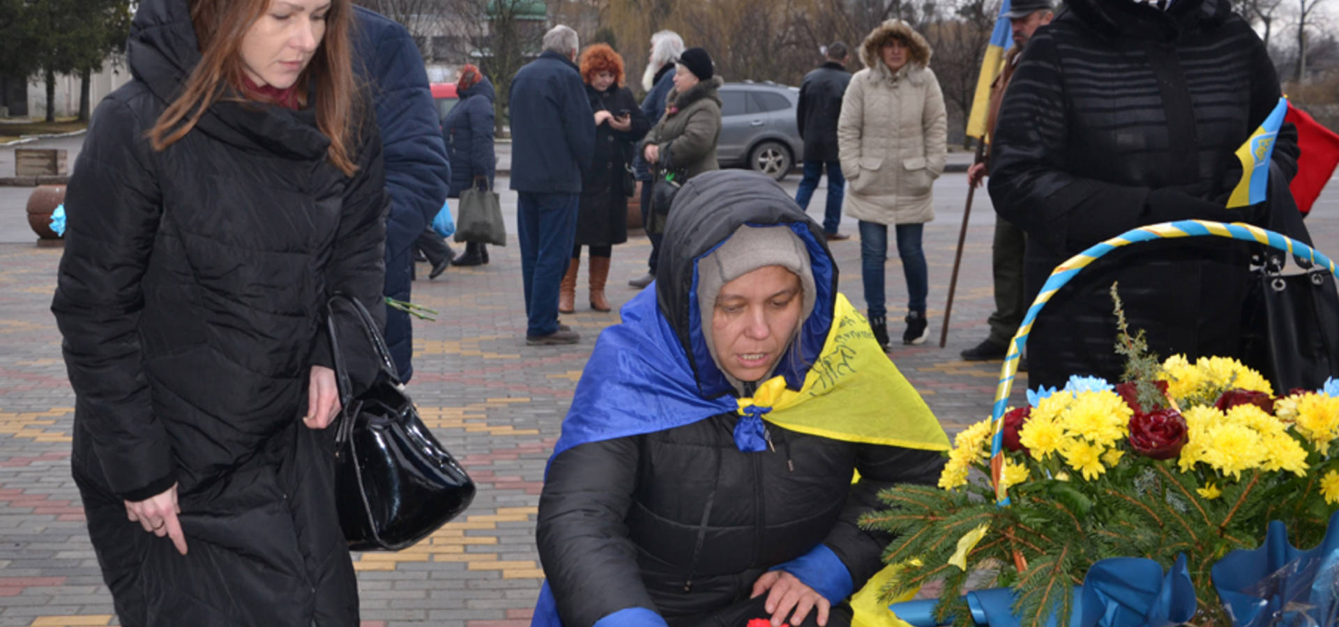 День Соборності України. Хмільничани поклали квіти до підніжжя памʼятника Кобзареві та вшанували памʼять про загиблих Героїв