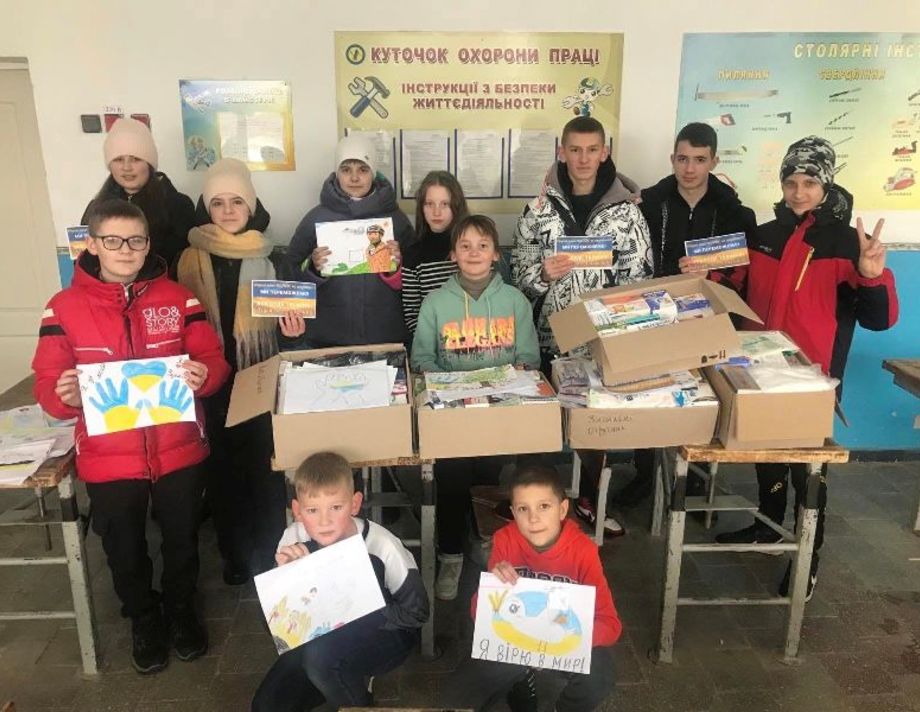Хмільницькі ліцеїсти зібрали ліки для захисників