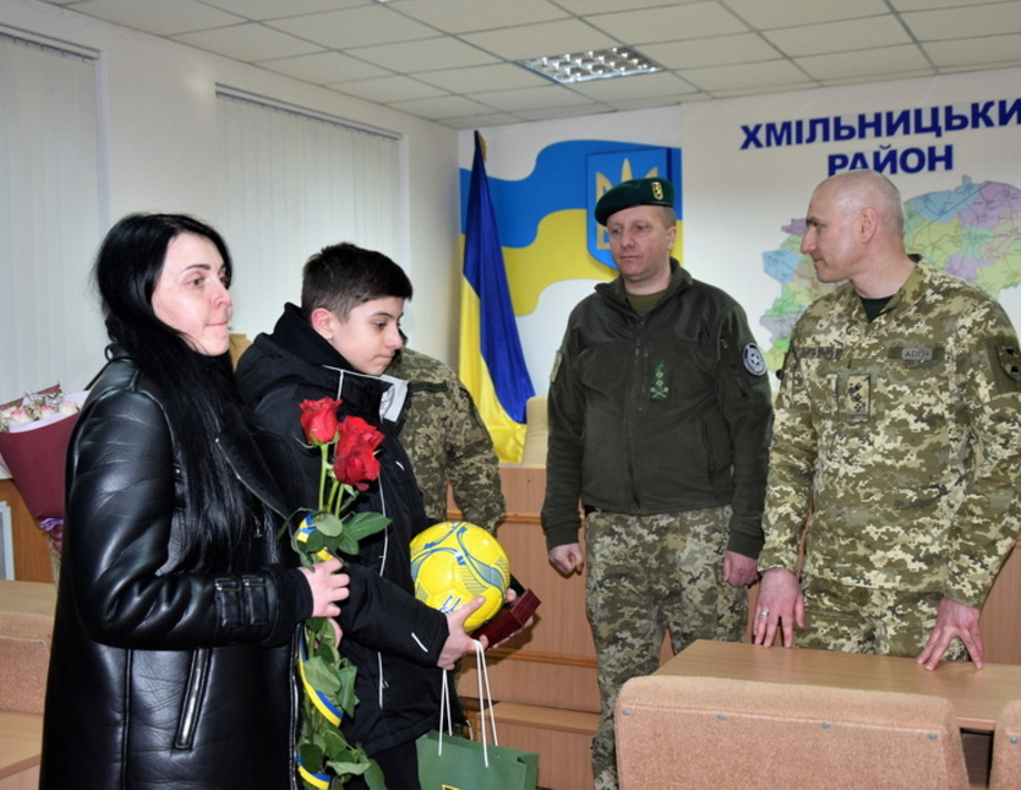 У Хмільнику родині загиблого прикордонника вручили медаль "За військову службу"
