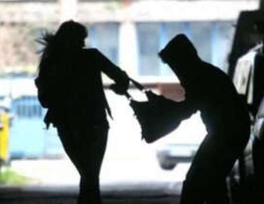 У Хмільнику двоє хлопців пограбували 18-річну дівчину у неї вдома