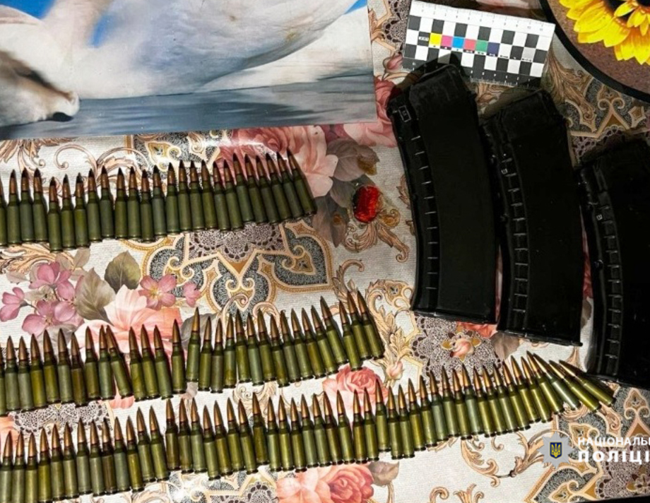29-річний мешканець Хмільницького району ховав у шафі автомат, чотири магазини до нього та майже 150 набоїв калібром 5.45 мм.