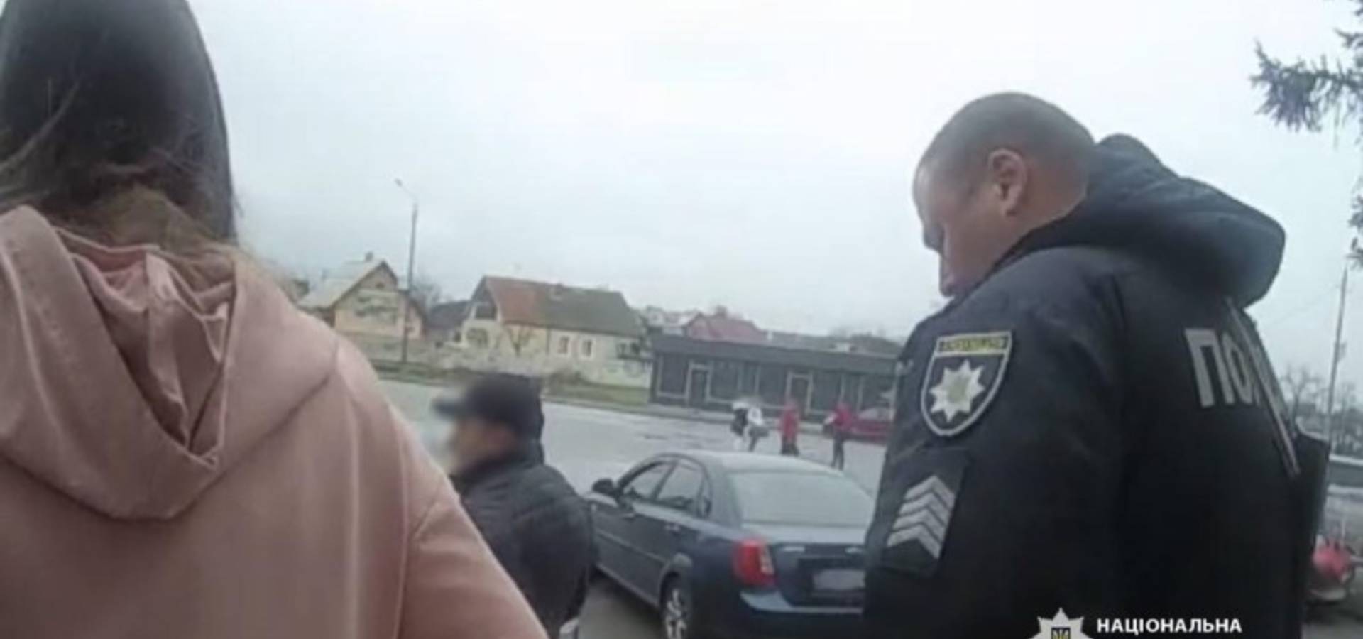У Хмільнику поліцейські врятували життя дівчини, якій на роботі стало зле. З маячками та спецсигналами її доставили до лікарні