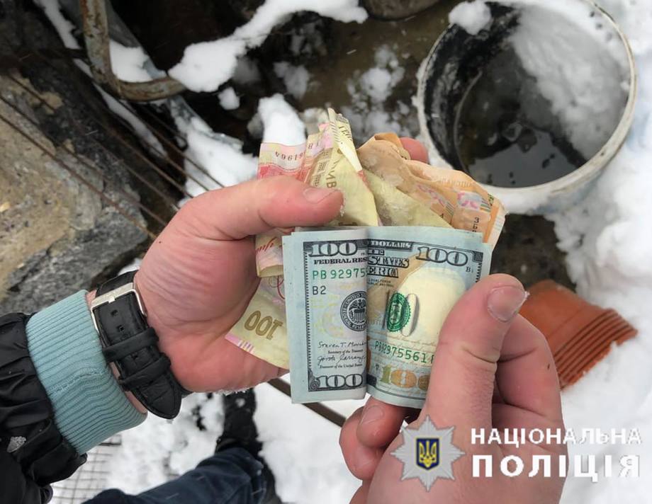 Хмільничанка викрала у подруги гаманець. Поліцейські розшукали крадійку