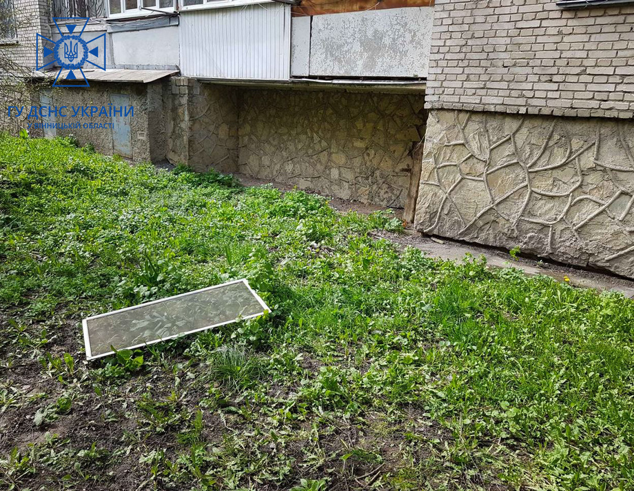 У Вінниці з вікна шостого поверху випала трирічна дівчинка