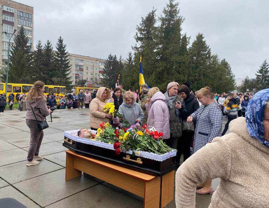 У Хмільнику попрощались з героєм Максимом Войтенком