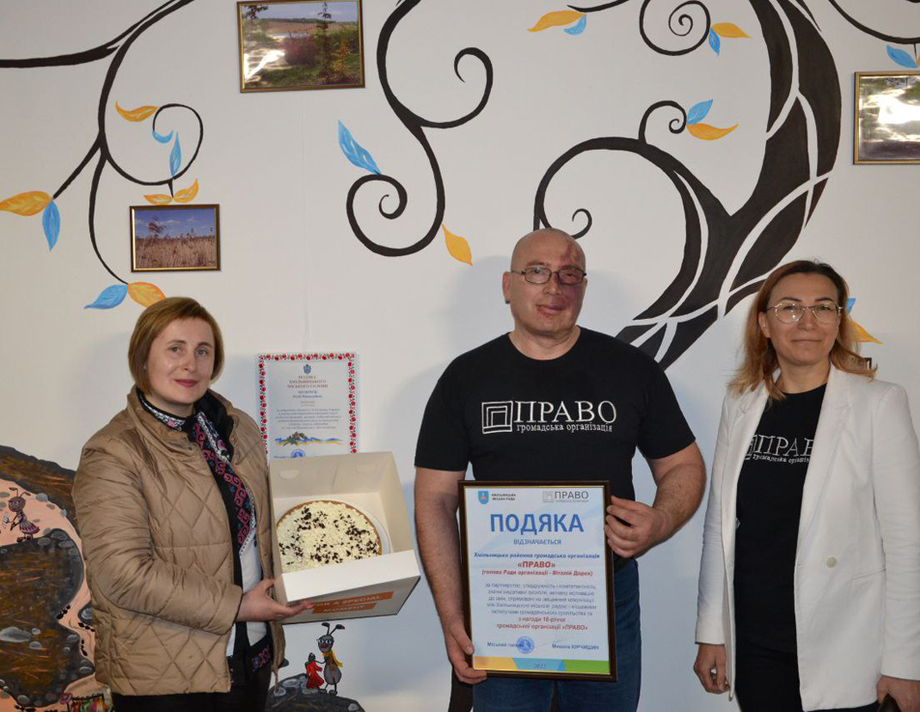 Вітання, побажання на стіні, спогади, підсумки, фуршет. Як у Хмільнику відзначили 18-річчя ГО "Право" (фоторепортаж) 