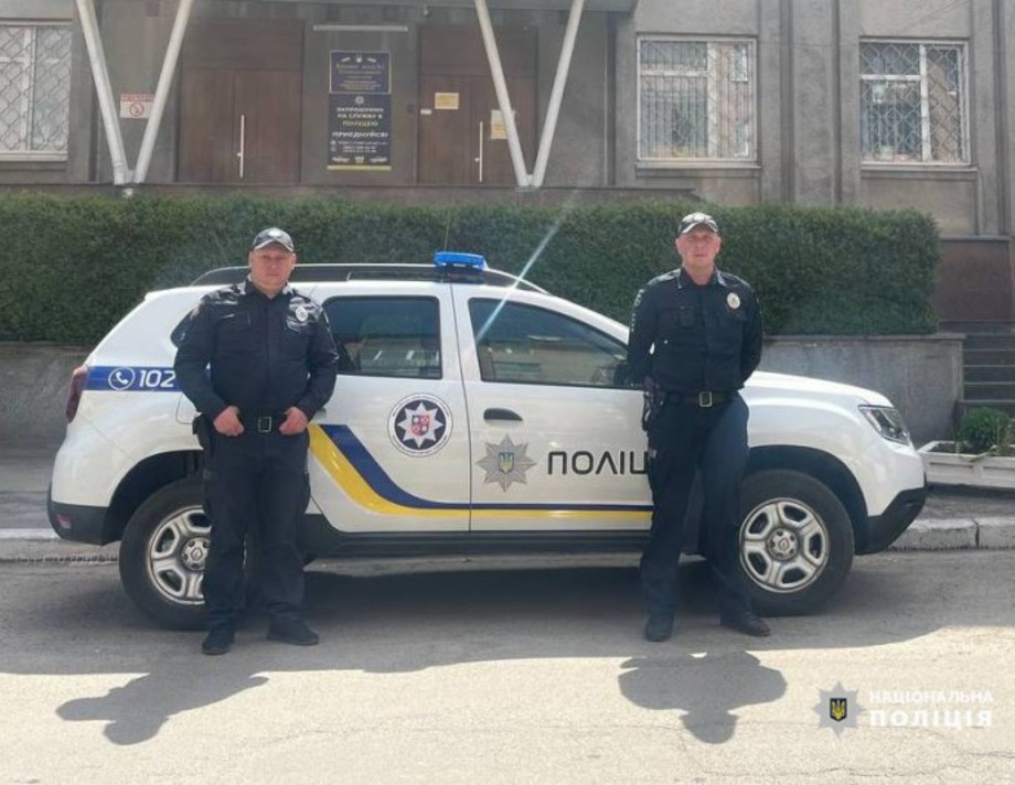 У Хмільницькому районі поліцейські разом з пожежниками рятували від пожежі гараж, сарай, та складське приміщення (відео)