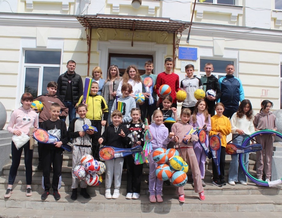 Вже сім ліцеїв Хмільницького району отримали спортінвентар від благодійного фонду Миколи Філонова