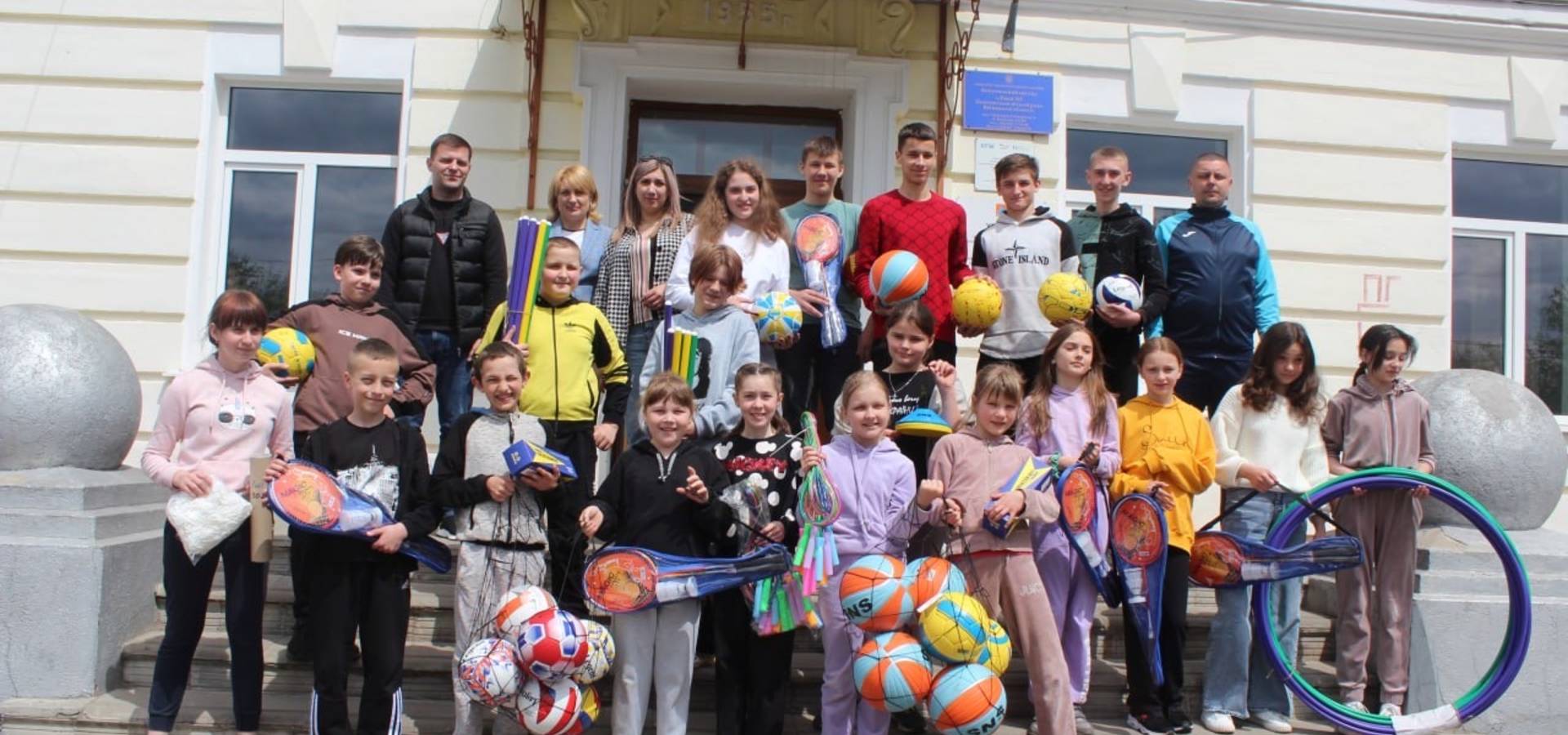 Вже сім ліцеїв Хмільницького району отримали спортінвентар від благодійного фонду Миколи Філонова