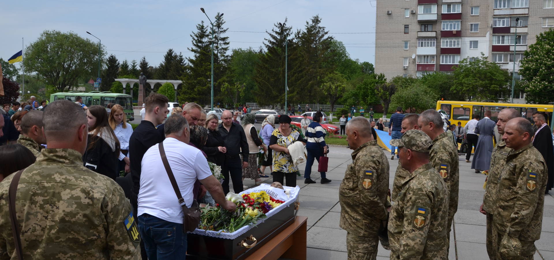 Сьогодні у Хмільнику попрощались з захисником України Олександром Марківським, який загинув поблизу Бахмута