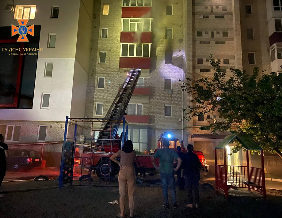 У Хмільнику на Столярчука горіла багатоповерхівка. Рятувальники евакуювали 72 людини