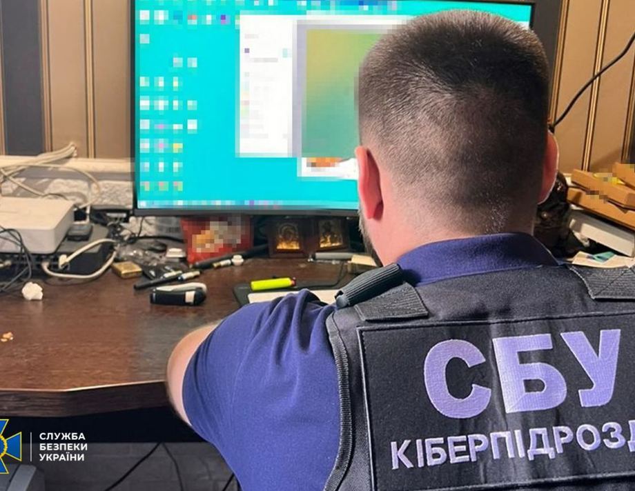СБУ викрила підпільний «ЦНАП», який продавав фальшиві паспорти та водійські права