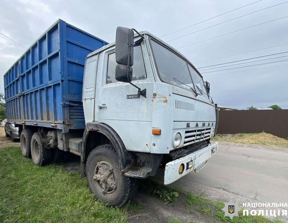 У Хмільницькому районі поліція зупинила водія, який перевозив чотири тонни пального невідомого походження