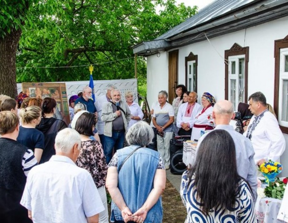 В рідному селі Олега Чорногуза на Хмільниччині встановили меморіальну дошку письменнику