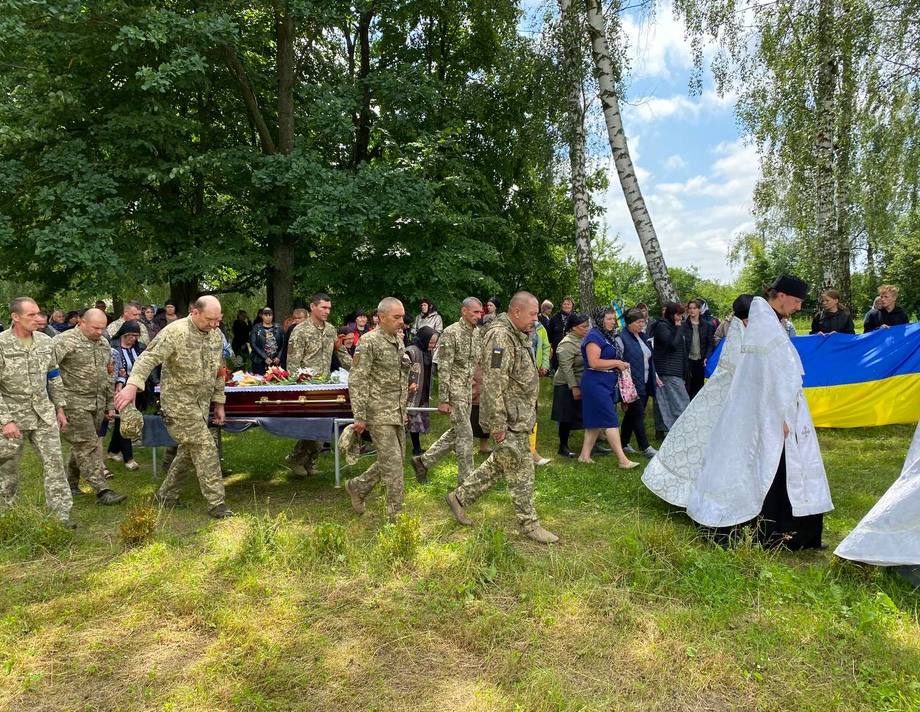 В селі Курилівка Хмільницької громади попрощались з захисником України Іваном Косаньом