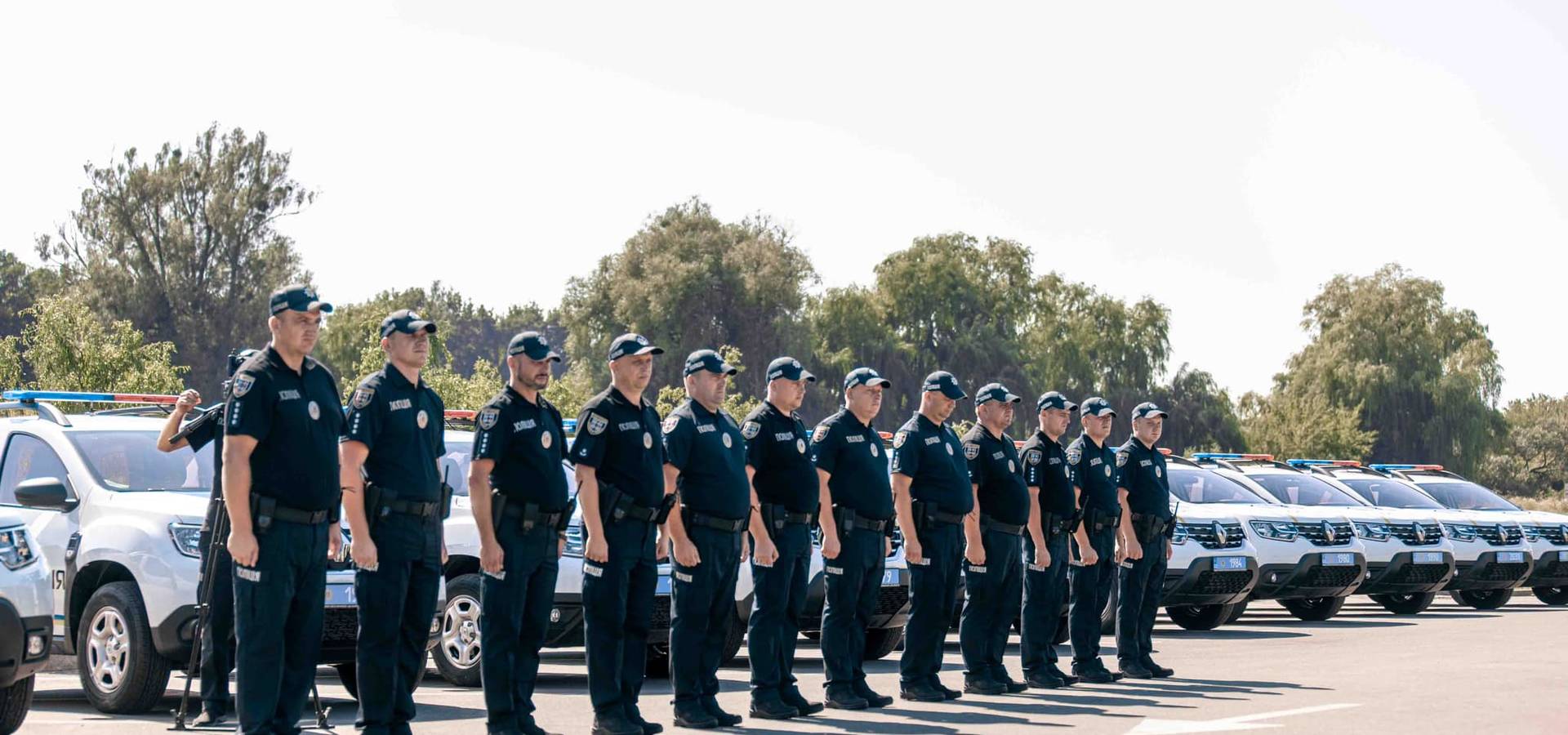 У Хмільнику поліцейські офіцери громад району отримали 24 автомобілі «Renault»