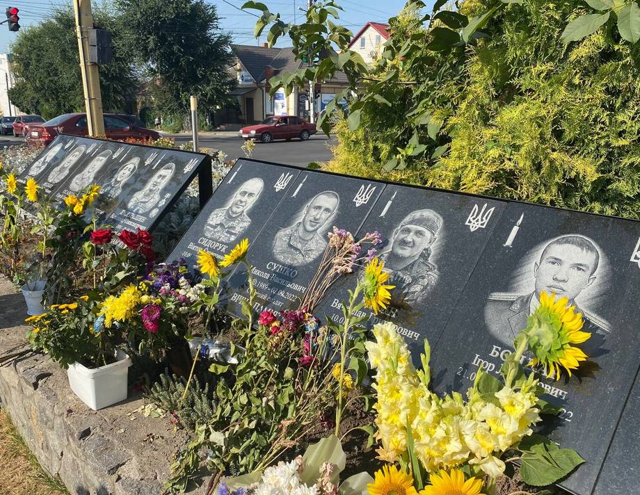 Молитвою та квітами у Хмільнику вшанували пам'ять про захисників України