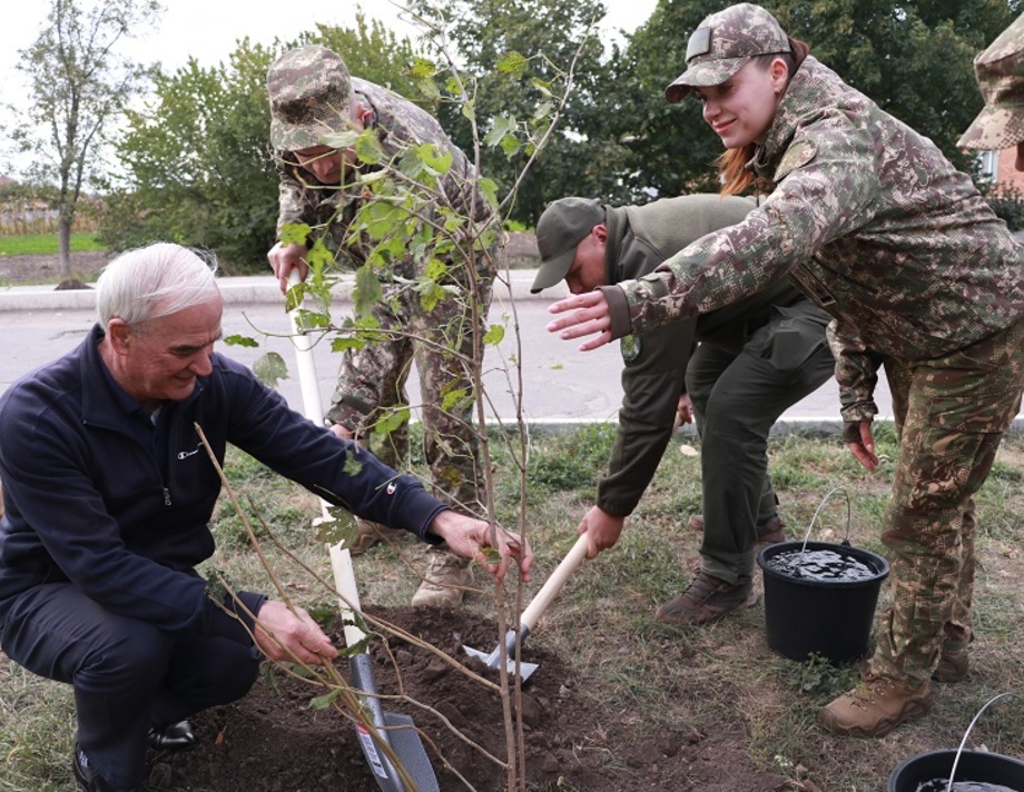 У Хмільницькому районі висадили калинову алею в пам’ять про воїнів бригади «Червона Калина»