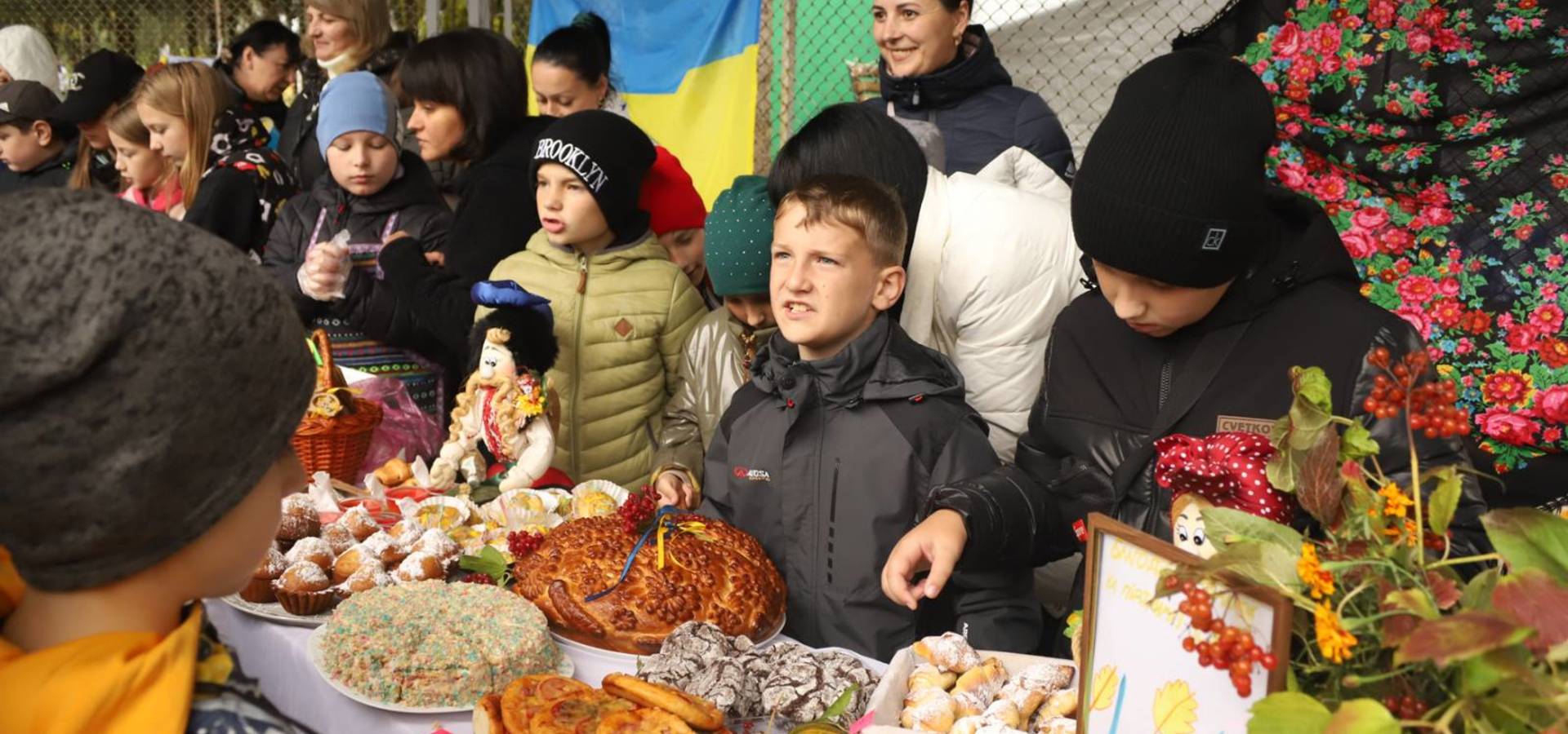 На благодійному ярмарку у Хмільнику люди зібрали понад 220 тисяч гривень на підтримку ЗСУ